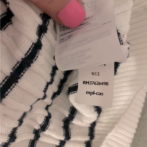 🖤🤍TOMMY HILFIGER 🤍🖤 White and black stripped v-neck sweater. Size medium. - Picture 11 of 12